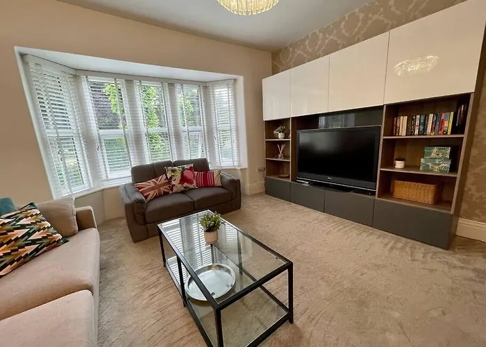 Modern 2 Bed Flat W Parking, Dog Friendly, Central
